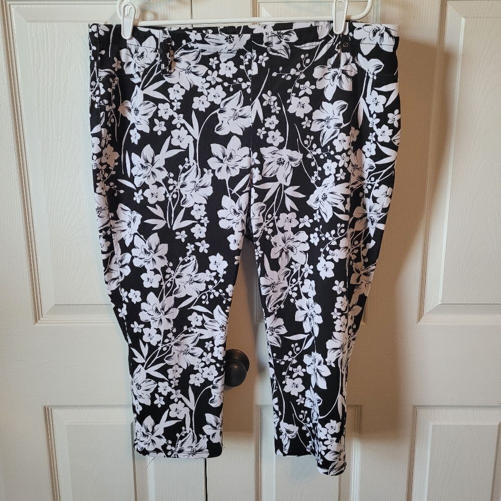 Black and‎ white floral woman's capris